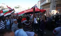 فلسطينيون يحتجون ضد فضائية الجزيرة في رام الله