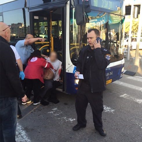 نقره لتكبير أو تصغير الصورة ونقرتين لعرض الصورة في صفحة مستقلة بحجمها الطبيعي