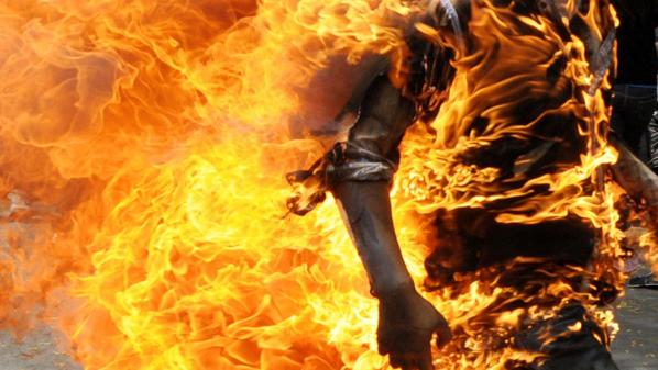 وكالة فلسطين اليوم - شاب يحاول  حرق نفسه  في غزة احتجاجا على سوء المعيشة