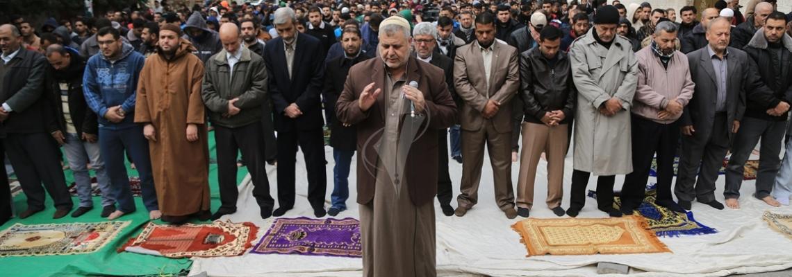 بالصور:حركة الجهاد تقيم صلاة الجمعة قبالة الصليب الأحمر بغزة دعماً للأأسرى المضربين