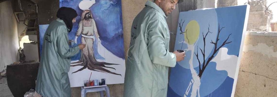 منتدى الفن التشكيلي ينظم تضاهرة فنية في ذكرى يوم الأرض على ركام بيوت خزاعة المدمرة