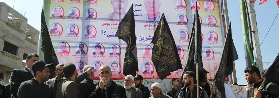 بالصور :مهجة القدس تفتتح جدارية  للاسرى الذين امضوا أكثر من 20عاماً فى سجون الاحتلال بغزة