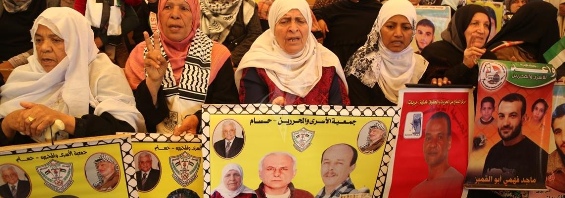 بالصور:اعتصام اهالى الاسرى امام الصليب الاحمر