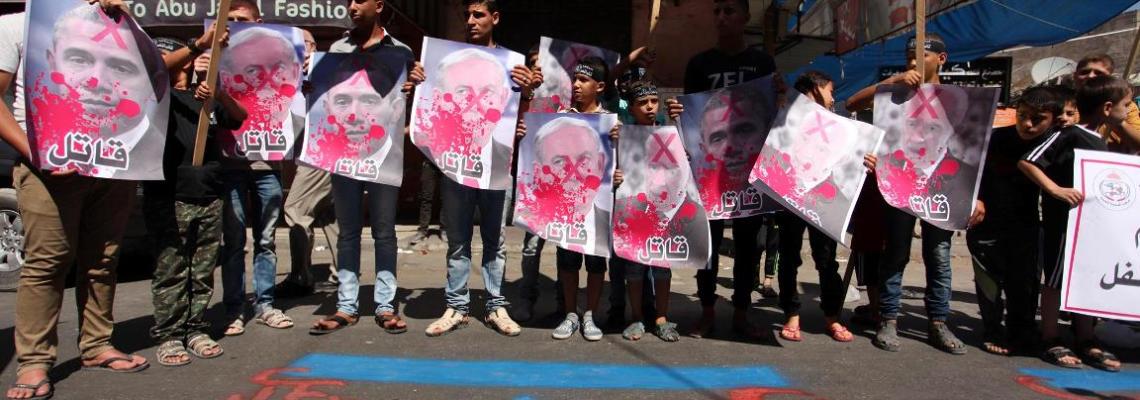 بالصور:مواطنون غاضبون يحرقون صور نتنياهو واوباما وبيرس بالتزامن مع جنازة الاخير