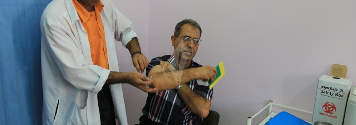 بالصور :بدء تطعيم حجاج غزة