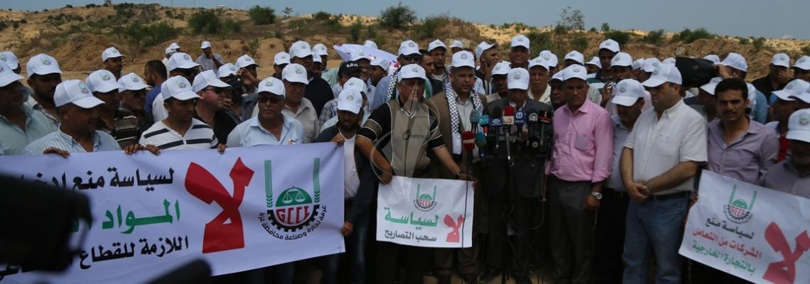 بالصور:تجار يتظاهرون امام معبر بيت حانون احتجاجا على سحب إسرائيل لتصاريحهم