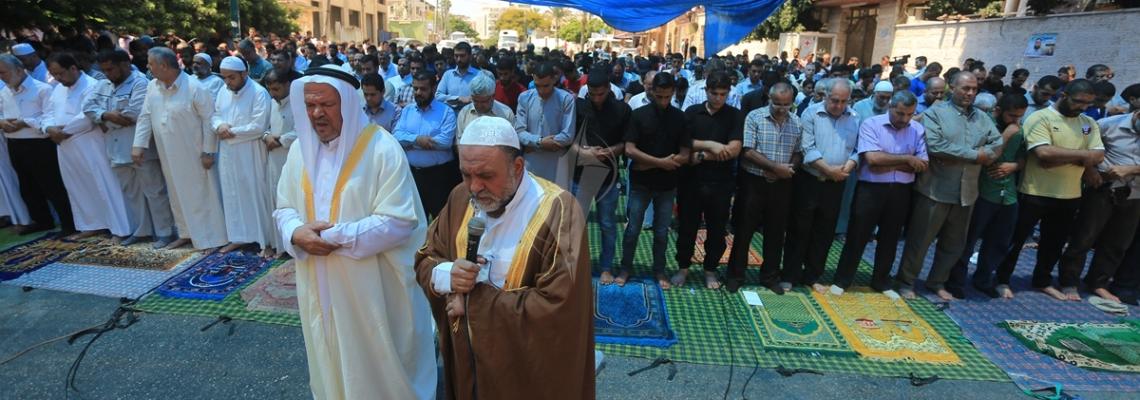 بالصور:الجهاد تُقيم صلاة الجمعة أمام مقر الصليب الأحمر بغزة تضامناً مع علان