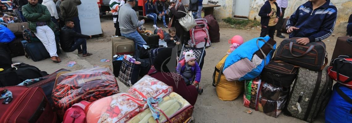 بالصور:مسافرون غزيون يغادرون مع صالة ابو يوسف النجار باتجاه المعبر بعد فتحه استثنائياً