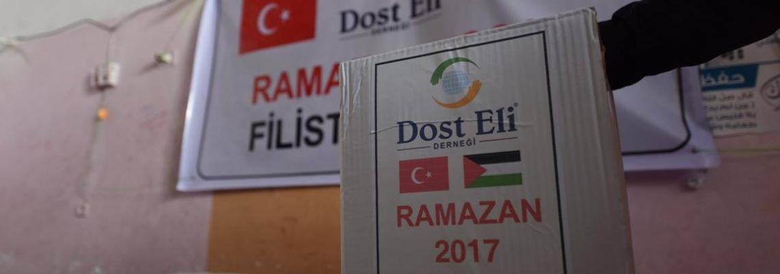 بالصور : جمعية ارض السلام بالتعاون مع مؤسسة دوست الى توزع السلة الغذائية لرمضان فى غزة