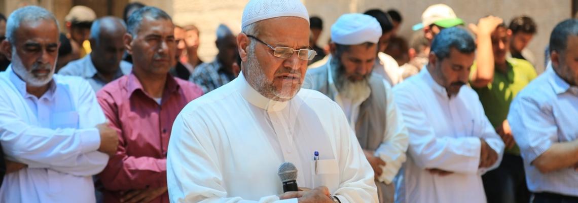 بالصور:الجهاد الإسلامي تقيم صلاة الجمعة أمام مقر اللجنة الدولية للصليب الأحمر بغزة دعماً وإسناداً للشيخ خضر عدنان