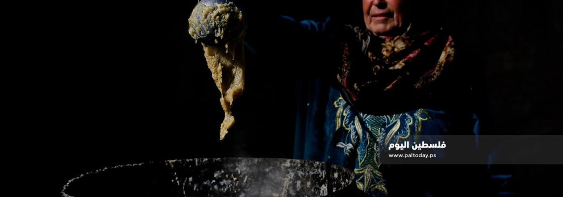  أم كمال بواطنة (72 عاما) تعمل في طبخ الصابون البلدي، منذ اربعين عاماً