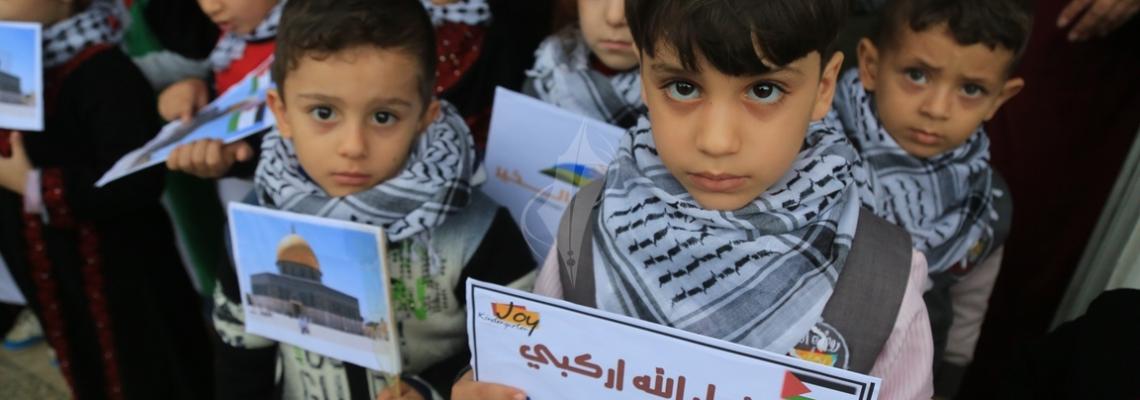 بالصور:وقفة لأطفال رياض الأطفال بغزة أمام برج شوا وحصري رفضاً للقرار الأمريكي بنقل السفارة للقدس