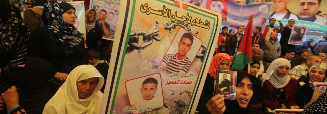 اعتصام اهالي الاسرى داخل مقر الصليب الاحمر بغزة