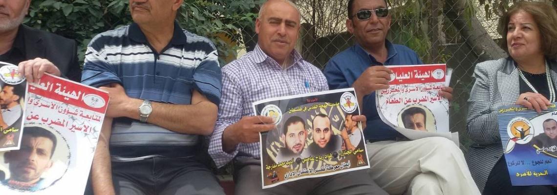 بالصور: الأعتصام الأسبوعي لأهالي الأسرى أمام الصليب الأحمر بمدينة البيرة