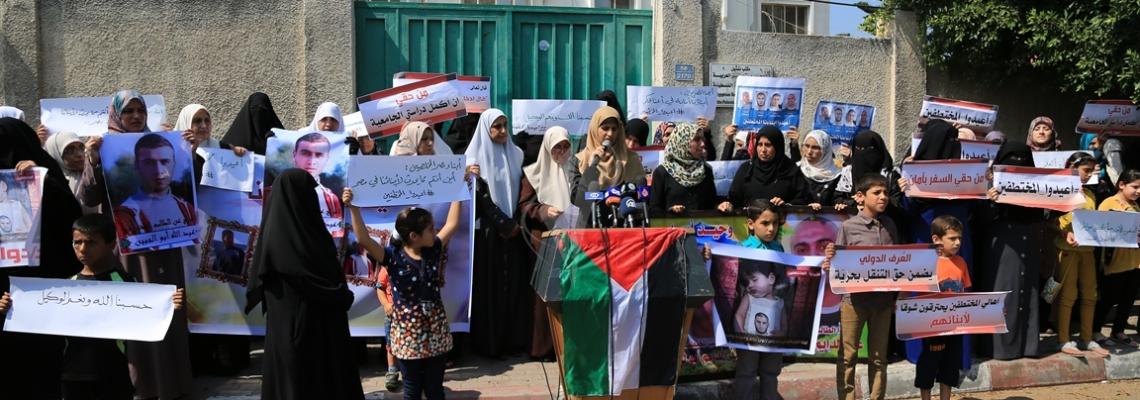 بالصور:وقفة احتجاجية لأهالي مختطفي سيناء أمام السفارة المصرية للمطالبة بإطلاق سراحهم