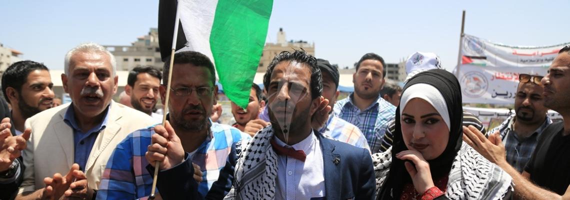 بالصور:عروسان يعقدان قرانهما في خيمة تضامن الأسرى بساحة السرايا بغزة
