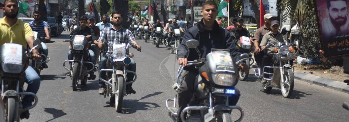 بالصور : الجهاد تنظم مسيرة "دراجات نارية " دعماً للأسرى