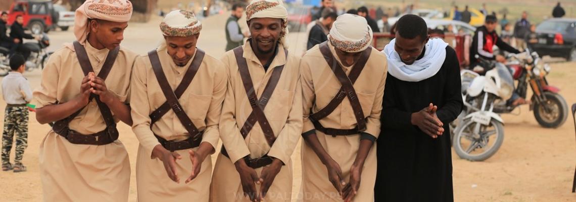 شبان يؤدون "الدحية" في مخيمات العود شرق قطاع غزة
