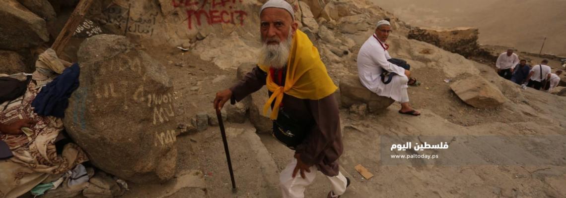 حجاج بيت الله الحرام يصعدون على جبل النور غار حراء فى مكة المكرمة