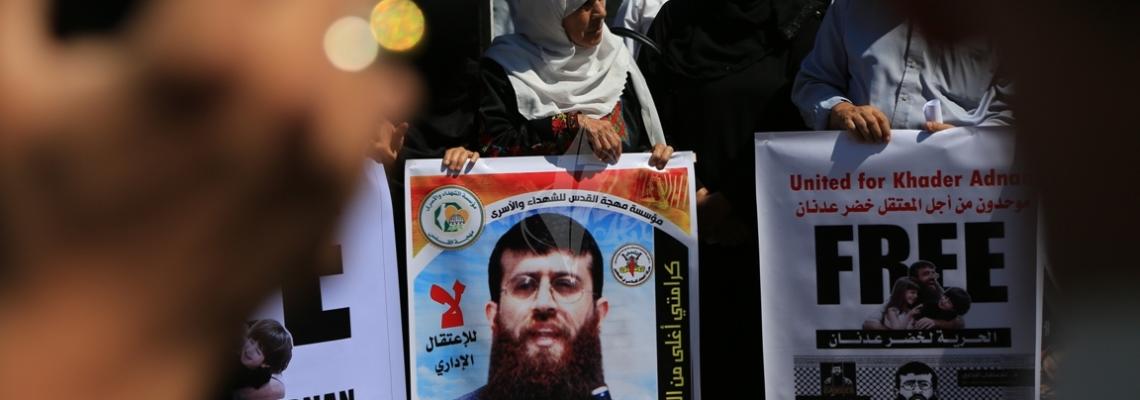 بالصور:وقفة مع الشيخ خضر عدنان خلال اعتصام اهالي الاسرى امام الصليب الاحمر بغزة