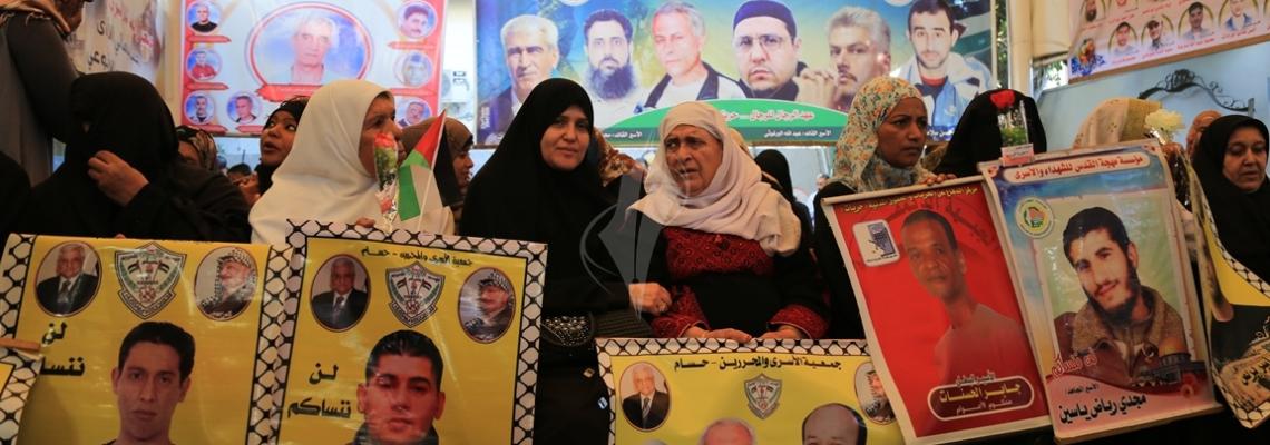 بالصور: اعتصام  أهالي الاسرى امام مقر الصليب الاحمر بمدينة غزة