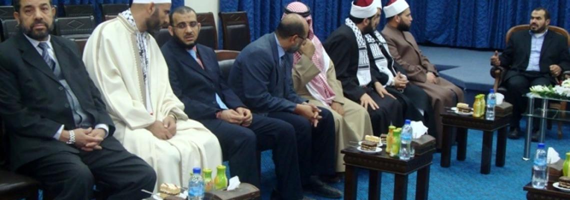 بالصور: رئيس حكومة غزة يستقبل وفد رابطة علماء أهل السنة قبل مغادرتهم القطاع في مجلس الوزراء بغزة