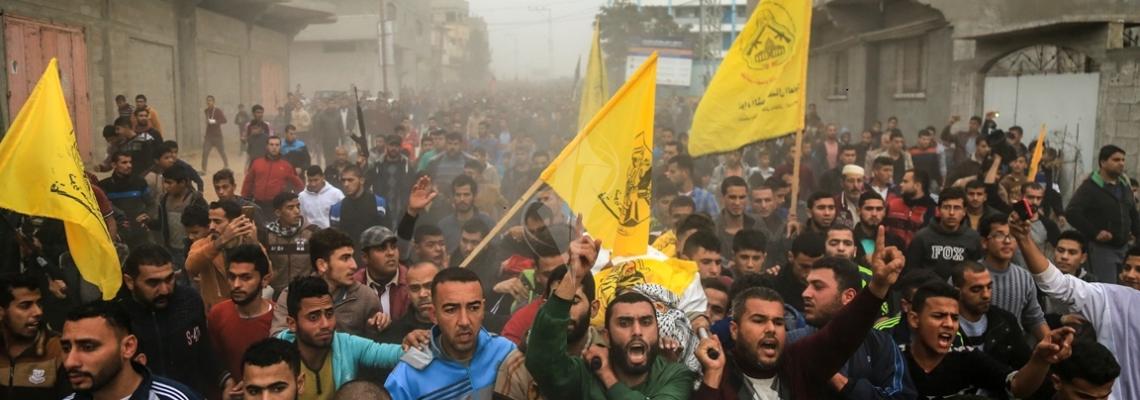 بالصور: وسط حالة من الغضب.. الآلاف يشيعون الشهيد زكريا الكفارنة في بيت حانون