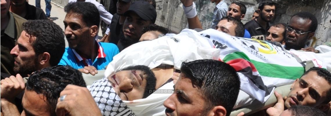 جماهير غفيرة تشيع جثماني شهيدي وسط قطاع غزة