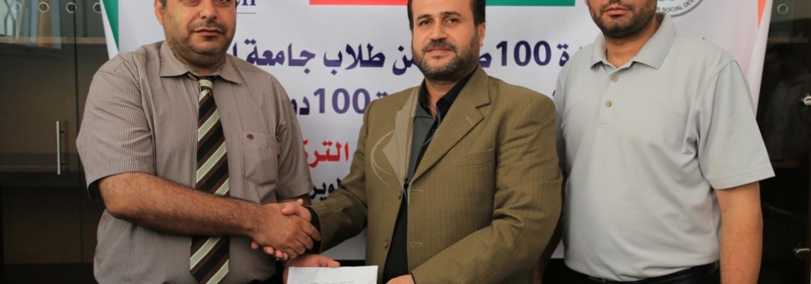 بالصور:جميعة ارض السلام تنفذ مشروع توزيع مساعدة 100 طالب من طلبة جامعة الإسراء بتمويل من مؤسسة "دوست إلي" التركية