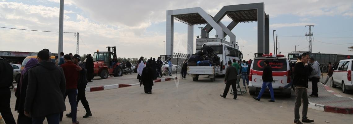 بالصور:سفر العالقين عبر معبر رفح بعد إغلاقه أكثر من مائة يوم