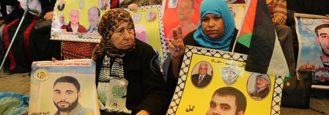 بالصور:اعتصام اهالى الاسرى امام الصليب الاحمر بمدينة غزة