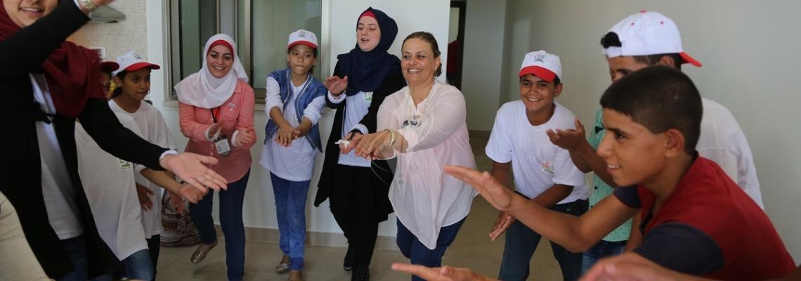 بالصور:لأول مرة اللجنة الدولية للصليب الأحمر بغزة تطلق مخيم شبابي تحت عنوان "زهر بكرة"