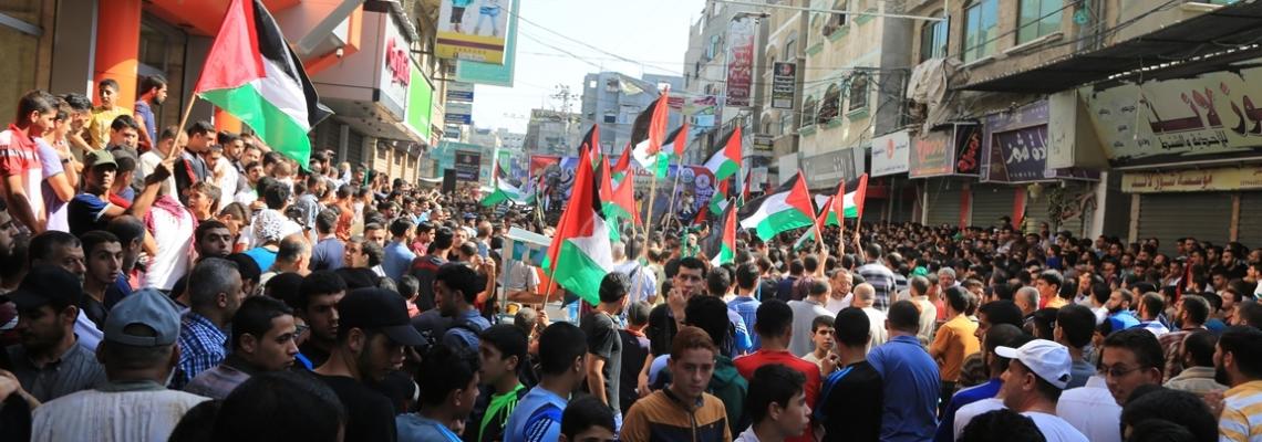 بالصور:دعماً لانتفاضة القدس .. المئات يخرجون في مسيرة مشتركة لحركتي الجهاد و حماس شمال القطاع