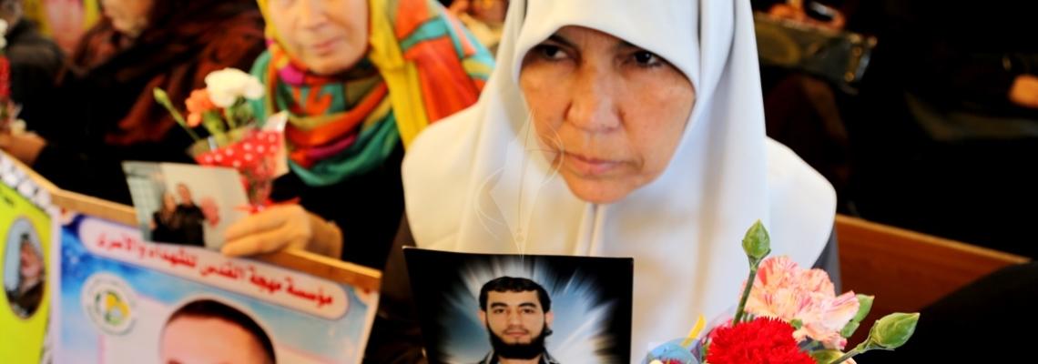 بالصور:في يوم الأم.. مقر الصليب الأحمر بغزة يتحول لساحة حمراء