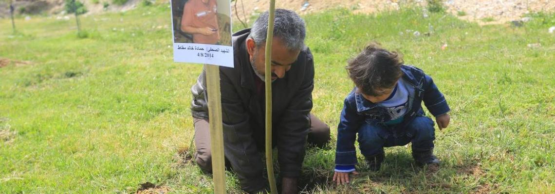 بالصور: شجرة لكل شهيد صحفي فى يوم الارض بغزة