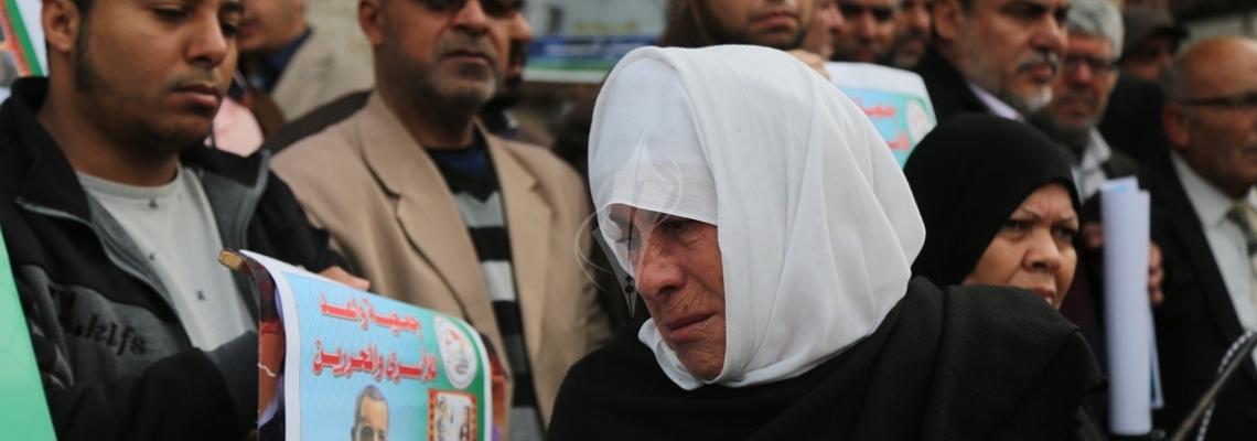 بالصور:وقفة واعتصام لأهالي المعتقلين أمام مقر اللجنة الدولية للصليب الأحمر بمدينة غزة