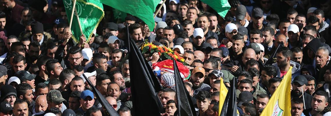 تشييع جثمان الشهيد الشاب محمود يوسف نخلة (18 عامًا)في مخيم الجلزون.