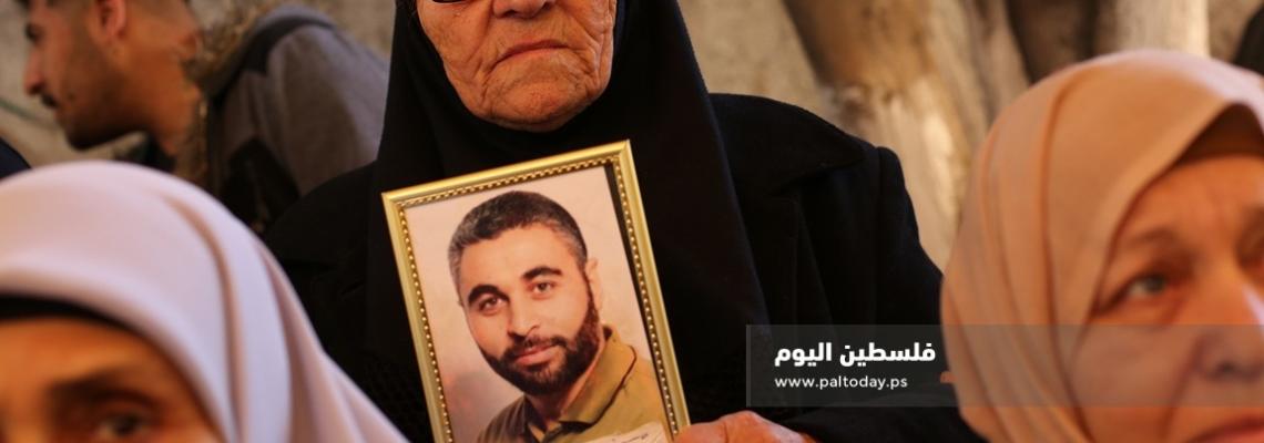 اعتصام اهالى الاسرى امام مقر الصليب الاحمر بمدينة غزة