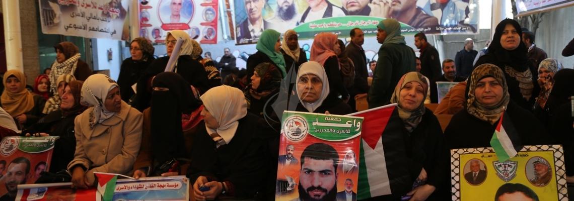 بالصور:اعتصام اهالى الاسرى امام الصليب الاحمر