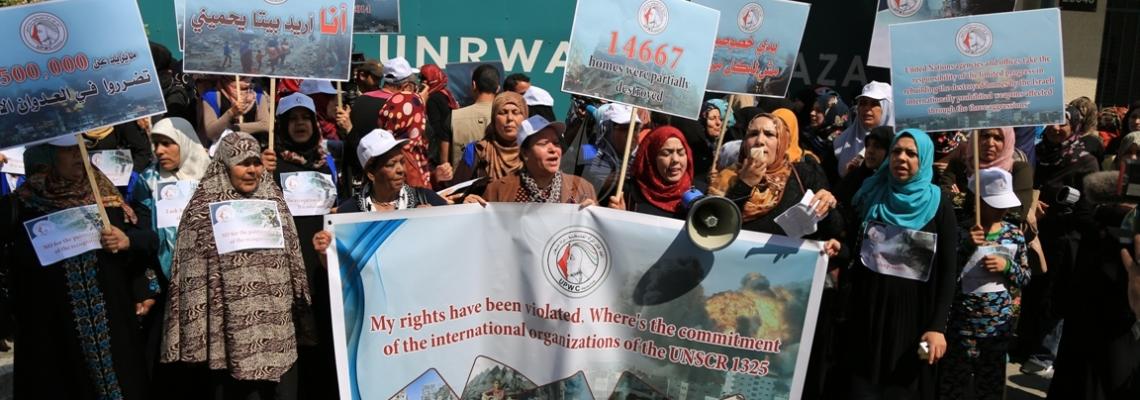 بالصور:وقفة نسائية امام مقر الأونروا بغزة للمطالبة باعادة الاعمار