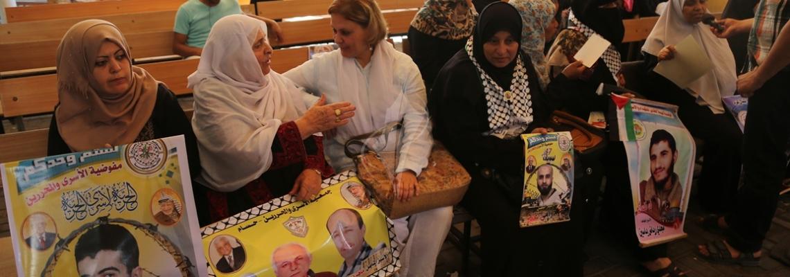 بالصور:اعتصام اهالى الاسرى امام مقر الصليب الاحمر بمدينة غزة