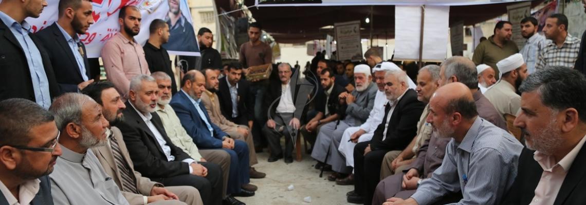 بالصور :وفد من قيادة حماس يقدم واجب العزاء بالشهيد القائد فى سرايا القدس مازن لولو