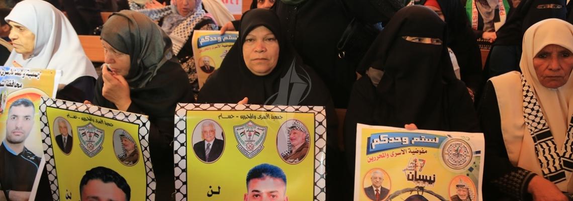 بالصور:اعتصام اهالى الاسرى امام مقر الصليب الاحمر بمدينة غزة