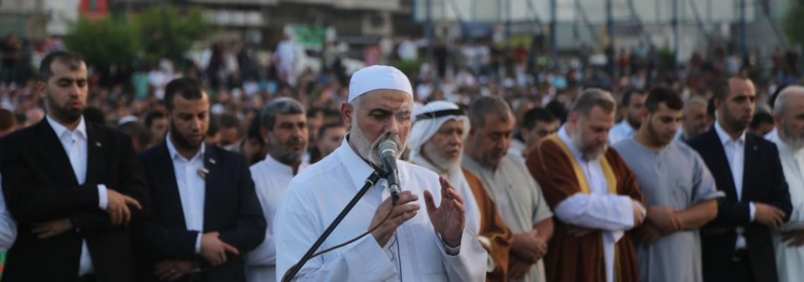 بالصور:هنية يؤم المصلين في صلاة العيد وسط مدينة غزة