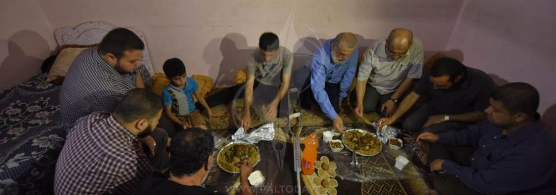قيادة الجهاد تشارك عائلة المصاب ابو دقة طعام الافطار
