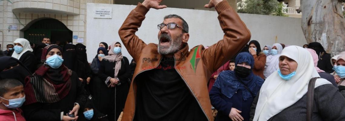 اعتصام لأهالي الشهداء في غزة يطالب السلطة بصرف رواتبهم