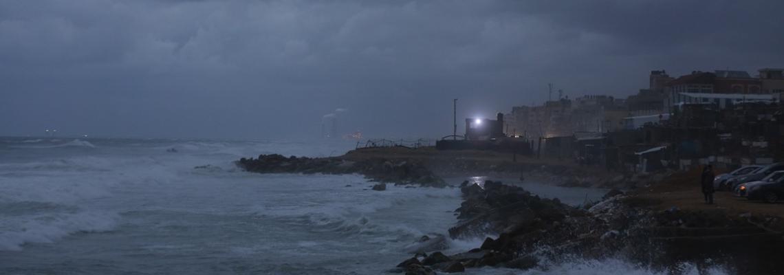 أجواء المنخفض الباردة على شاطئ بحر مدينة غزة