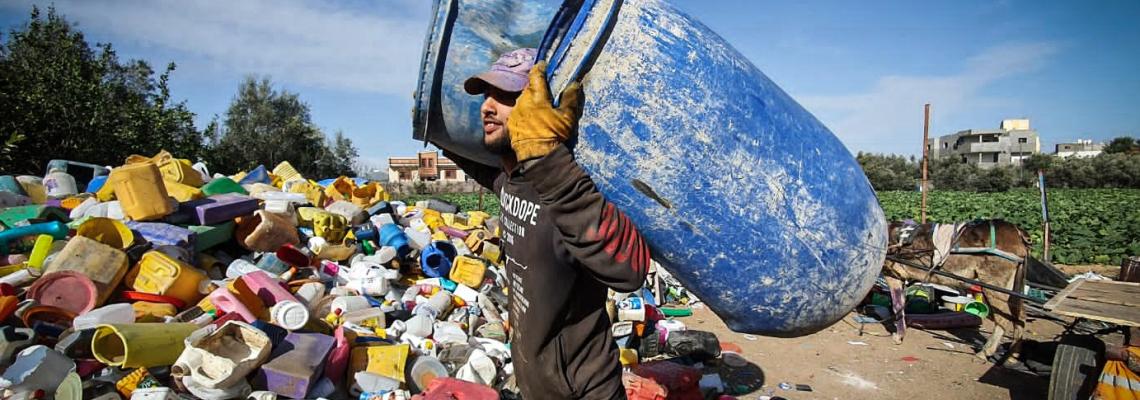 عمال يجمعون ويعيدون تدوير النفايات في خان يونس لكسب لقمة عيشهم