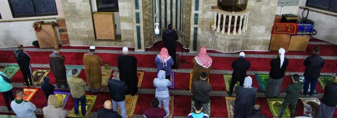 أداء اول صلاة في مساجد قطاع غزة بعد قرار اعادة افتتاحها وسط اجراءات الوقاية من فيروس كورونا