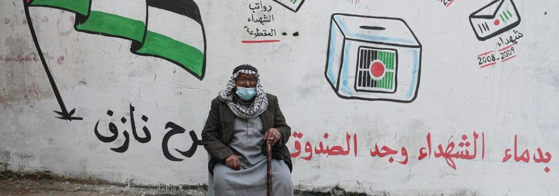 اعتصام لأهالي الشهداء في غزة يطالب السلطة بصرف رواتبهم